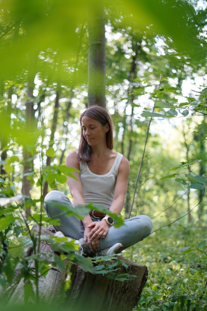 Verena beim Coaching im Wald bei Wien – Ruhe & mentale Stärke finden