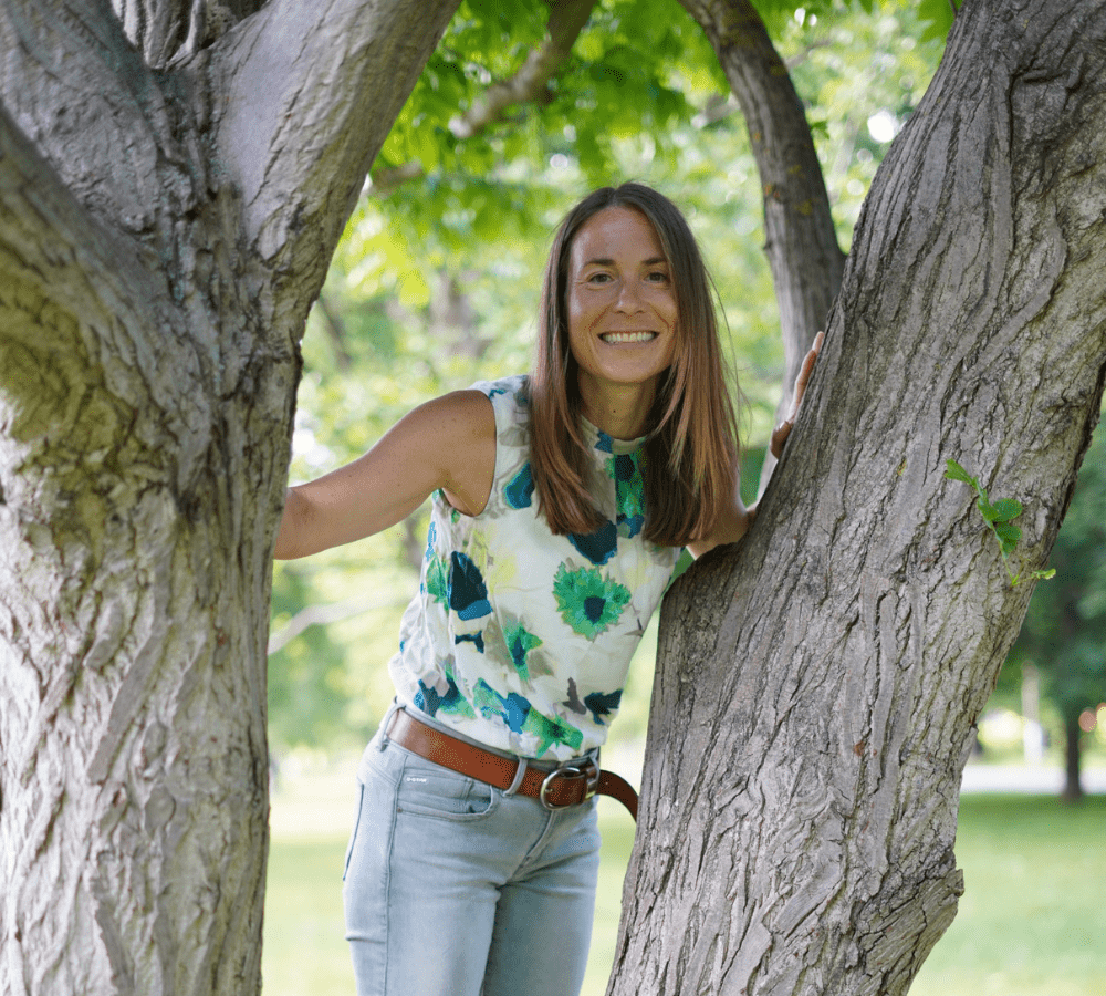 Verena, Mentaltrainerin in Wien, beim Coaching in der Natur – Verbindung von Körper, Geist und Seele.
